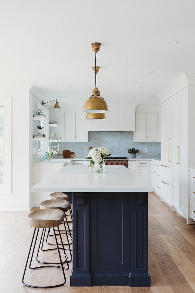 White kitchen Benjamin Moore Oxford White perimeter cabinets with navy blue island Benjamin Moore Hale Navy White kitchen Benjamin Moore Oxford White Blue Island Benjamin Moore Hale Navy #BenjaminMooreOxfordWhite #BenjaminMooreHaleNavy