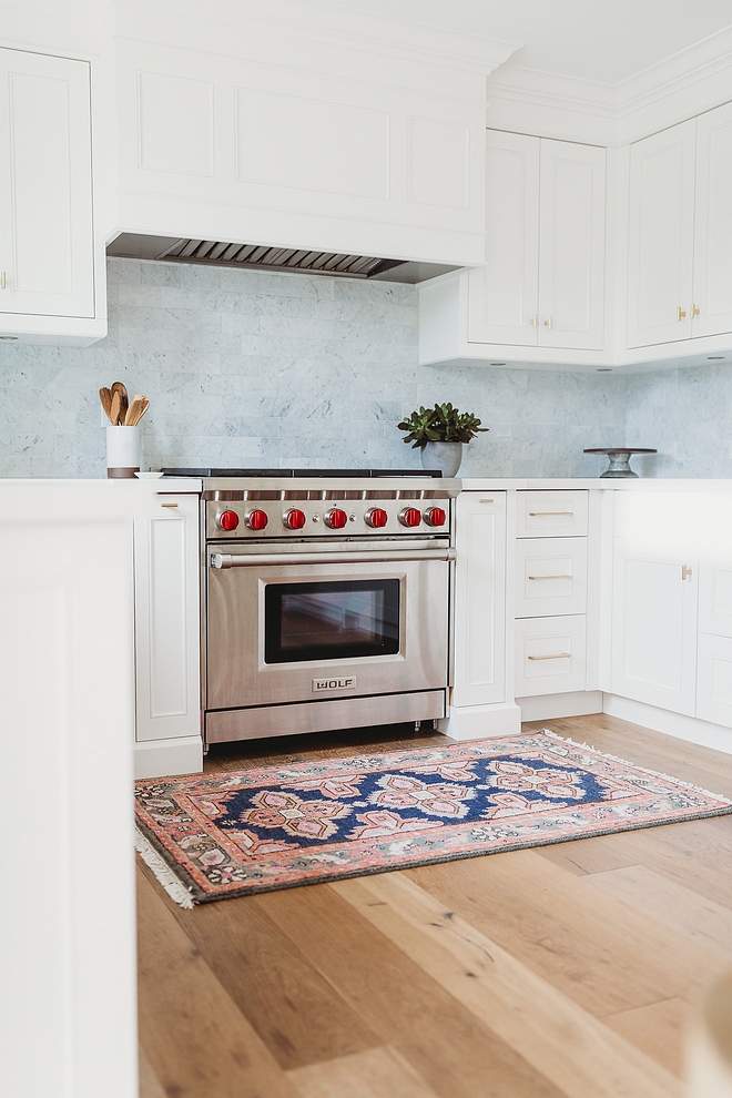 Benjamin Moore Oxford White Kitchen Cabinets are paint grade MDF with a shaker door style in Benjamin Moore Oxford White Benjamin Moore Oxford White #BenjaminMooreOxfordWhite