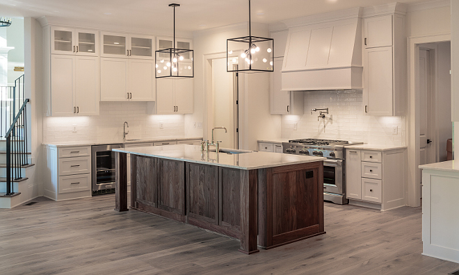 Modern Farmhouse Kitchen This modern farmhouse kitchen comes with a big island, a walk-in pantry and two sinks so more than one person can cook at the same time #modernfarmhousekitchen #modernfarmhouse #kitchen