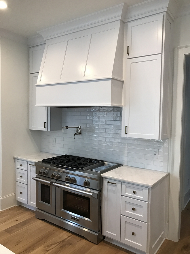 Super White PM-1 by Benjamin Moore Kitchen cabinet paint color is Super White PM-1 by Benjamin Moore Super White PM-1 by Benjamin Moore #cabinetpaintcolor #SuperWhitePM1byBenjaminMoore