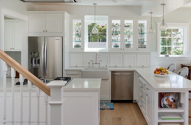 Kitchen cabinet is pre-finished maple with shaker-style doors Small kitchen with shaker cabinets #shakercabinets #smallkitchen
