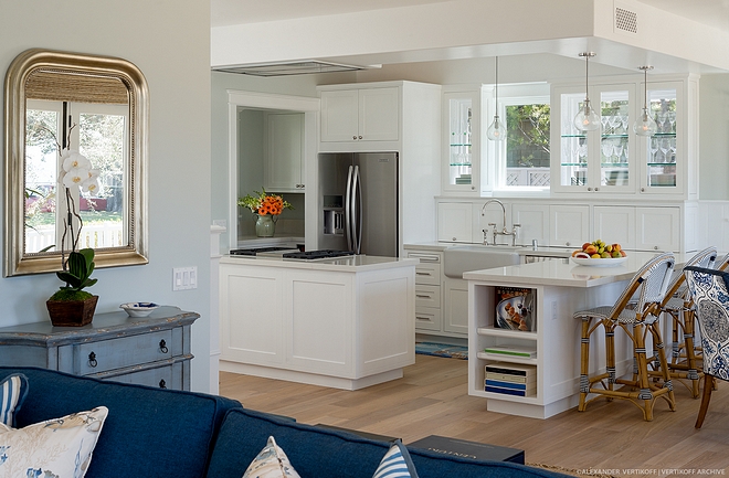 Small kitchen This small kitchen features some brilliant ideas It has two peninsulas - one for cooking and the other for seating - and glass cabinets above the sink don't obscure the natural light coming from the windows #smallkitchen #kitchenpeninsula
