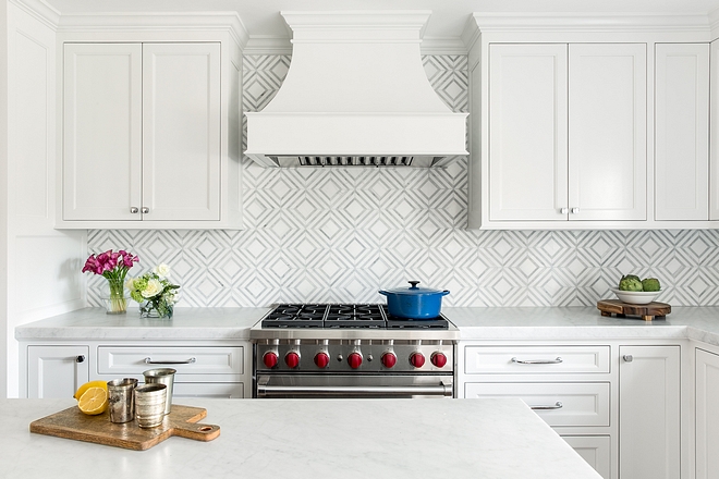 Classic White Kitchen Paint Color Benjamin Moore White Dove You can't go wrong with this classic white paint color for kitchens Benjamin Moore White Dove #BenjaminMoore #BenjaminMooreWhiteDove #Classicwhitekitchen #whitekitchen #paintcolor #classicwhitepaintcolor