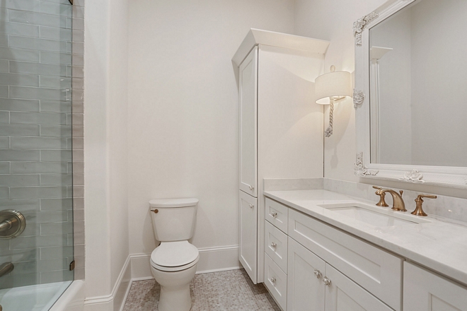 White Bathroom Paint Color Pure White by Sherwin Williams wall color in eggshell finish #WhiteBathroom #PaintColor #SWPureWhite #PureWhitebySherwinWilliams #wallcolor #eggshellfinish