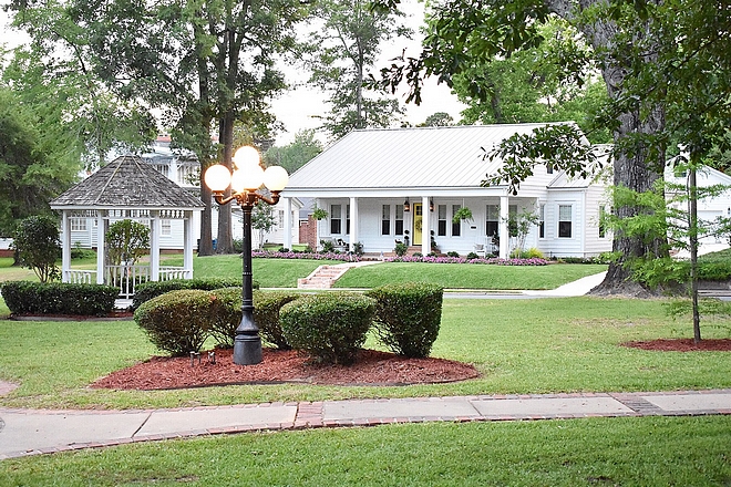 Farmhouse Cottage Exterior Farmhouse Cottage Exterior Design Farmhouse Cottage Exterior #Farmhouse #Cottage #Exterior