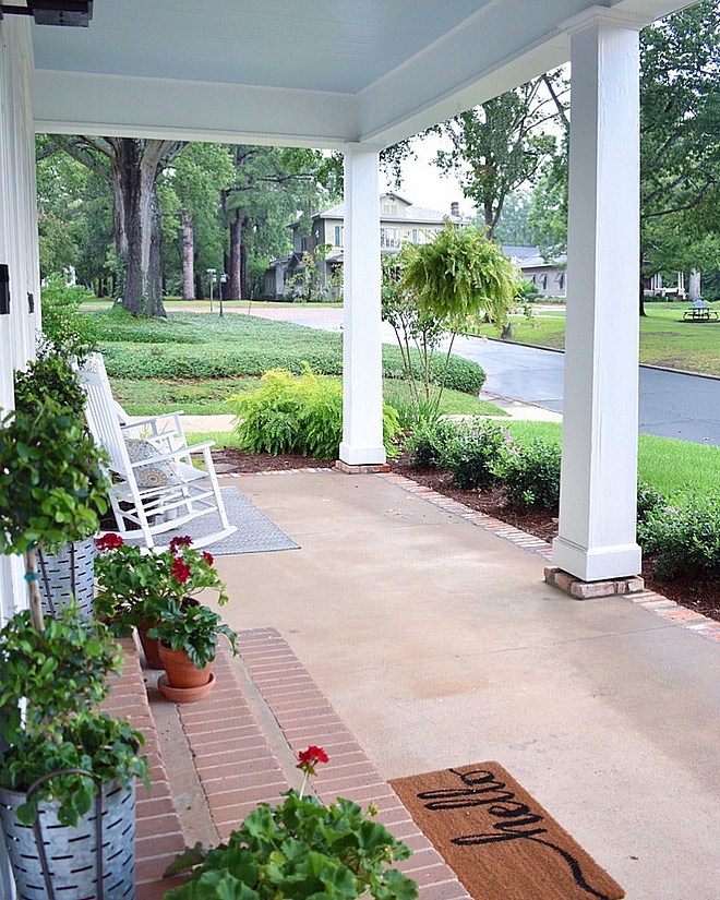 Tradtional Front Porch The cottage sits within a historic residential district and is surrounded by historic homes #Porch #traditionalfrontporch #traditionalporch #frontporch