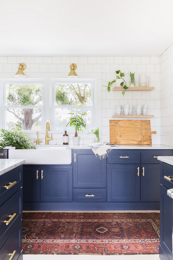 Benjamin Moore Hale Navy white and blue kitchne tow toned kitchen paint color Benjamin Moore Hale Navy Lower cabinets and island paint color Benjamin Moore Hale Navy 2540 Love ©AlyssaRosenheck #BenjaminMooreHaleNavy