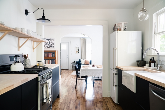 Kitchen reno with bucher's block countertop I love the butcher's block countertop with the navy cabinetry Great combination #Kitchenreno #buchersblock #buchersblockcountertop