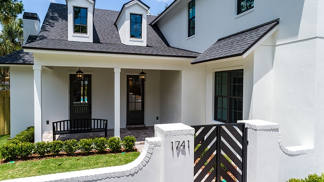 Courtyard Gate Isn't this courtyard charming? It has an old-world feel to it #Courtyard #CourtyardGate