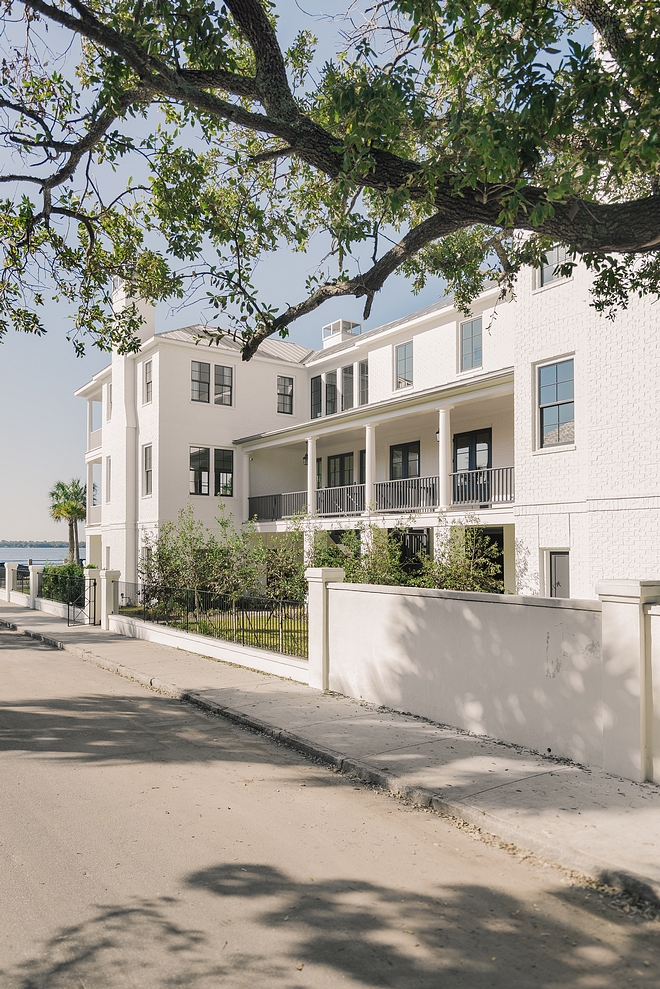 Benjamin Moore OC-117 Simply White Brick Exterior Off-white Brick Exterior Paint Color It looks beautiful but it requires maintenance #BenjaminMooreSimplyWhite #BrickExterior