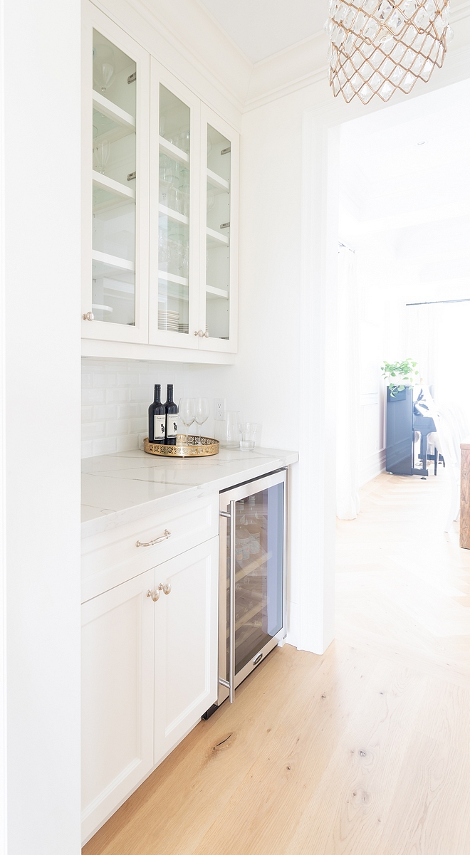White Butlers Pantry A butler's pantry is located between the dining room and kitchen White Butlers Pantry White Butlers Pantry Ideas White Butlers Pantry #WhiteButlersPantry #ButlersPantry