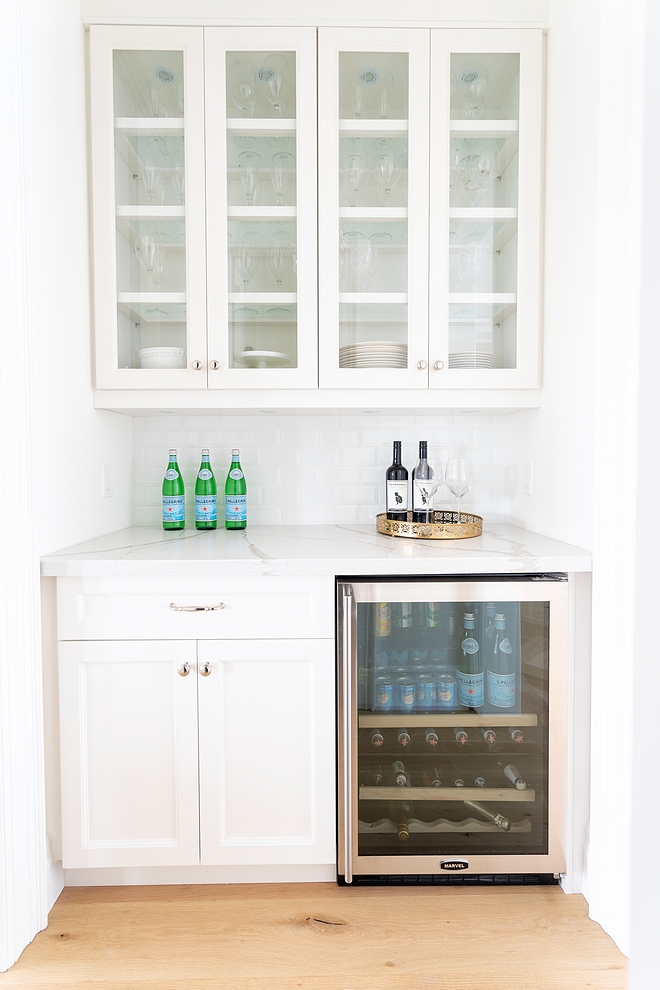 Benjamin Moore Simply White Cabinetry This color works well with marble-looking countertop Benjamin Moore Simply White Cabinetry #BenjaminMooreSimplyWhite #whiteCabinetry