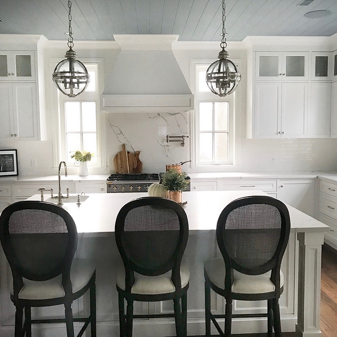 Fall Kitchen Any copper that I have stored away over the summer, makes its appearance in the kitchen when fall arrives. The warm copper shades mix well with neutrals and other metals #fall #kitchen #Copper