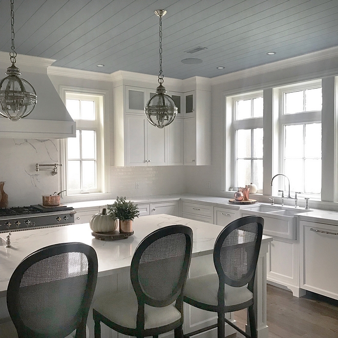 White kitchen with blue plank ceiling #whitekitchen #blueceiling #plankceiling