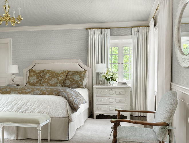 Traditional Bedroom This traditional bedroom feels refined and elegant The wallcovering is Schumacher Burley Orpington - Blue wallpaper #traditionalbedroom #traditionalinteriors #bedroom