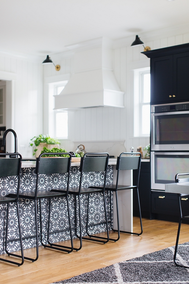 Metal base counterstool Modern farmhouse kitchen with metal base counterstools #Modernfarmhouse #Modernfarmhousekitchen #metalbasecounterstools #counterstools