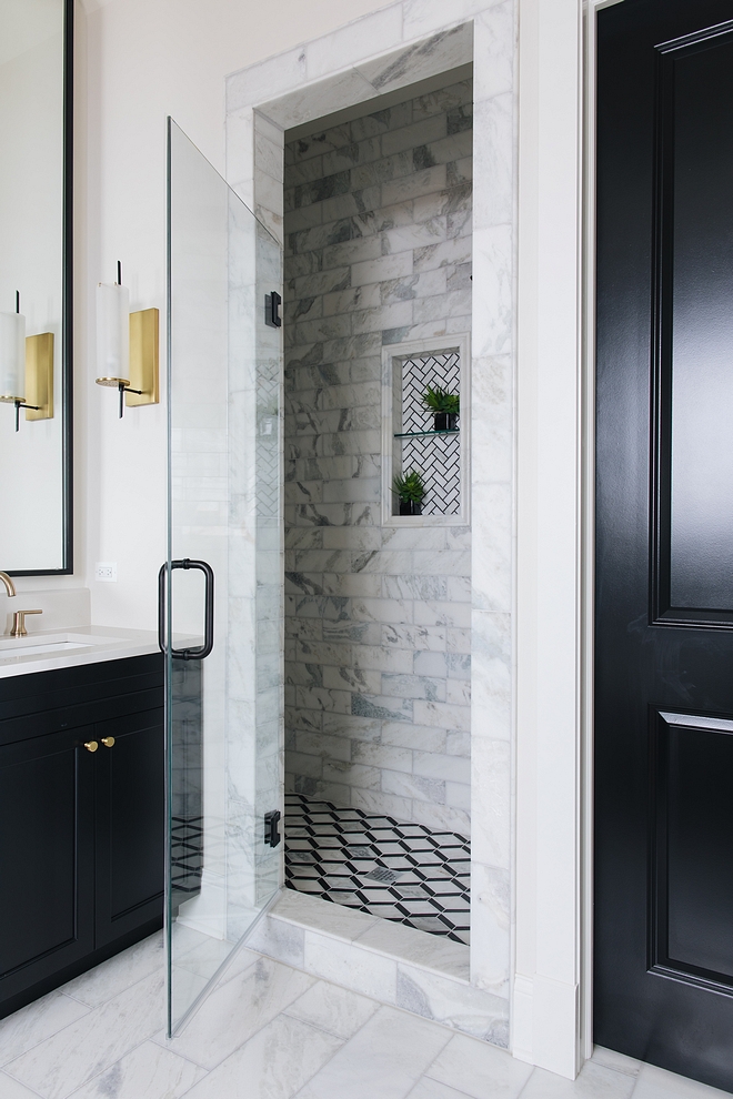 Black adn white bathroom Bathroom with black cabinets and black interior doors combining black and white marble tiles #blackandwhitebathroom #bathroom #blackandwhite