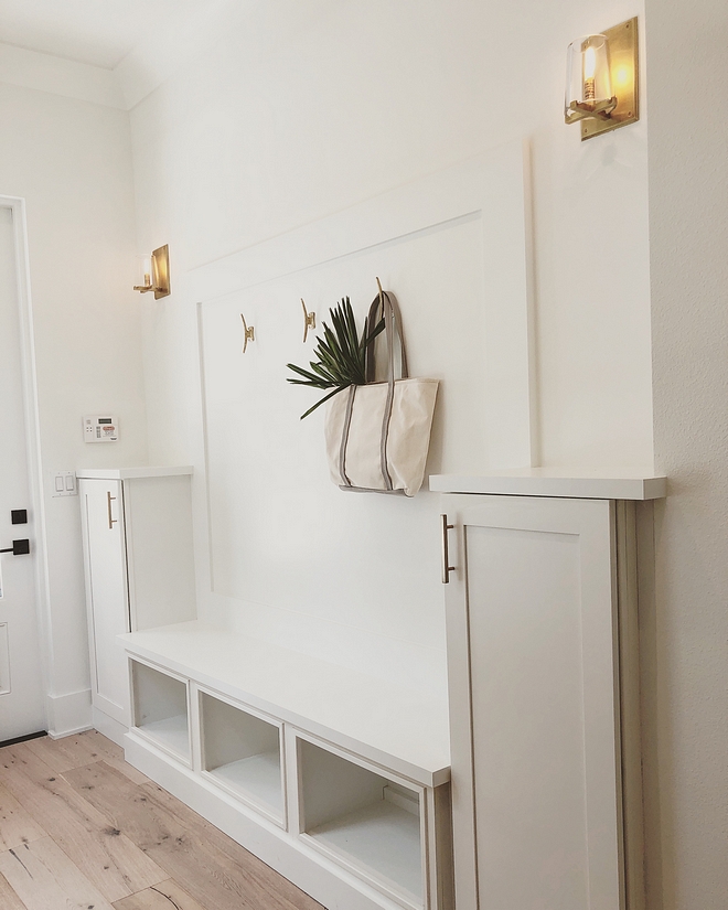 White mudroom Cabinet Paint Color Benjamin Moore Simply White White mudroom wainscotting White Mudroom cubbies White Mudroom #whitemudroom #mudroom #BenjaminMooreSimplywhite