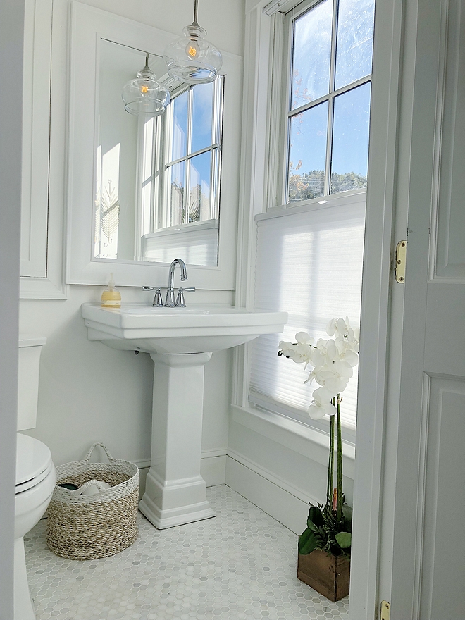 White Bathroom paint color Benjamin Moore Snowfall White Great white for bathrooms White Bathroom paint color Benjamin Moore Snowfall White #WhiteBathroom #paintcolor #BenjaminMooreSnowfallWhite