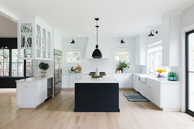 Black and white kitchen White modern farmhouse kitchen with large black island and black lighting #blackandwhitekitchen #blackandwhite #modernfarmhousekicthen #modernfarmhousekitchen