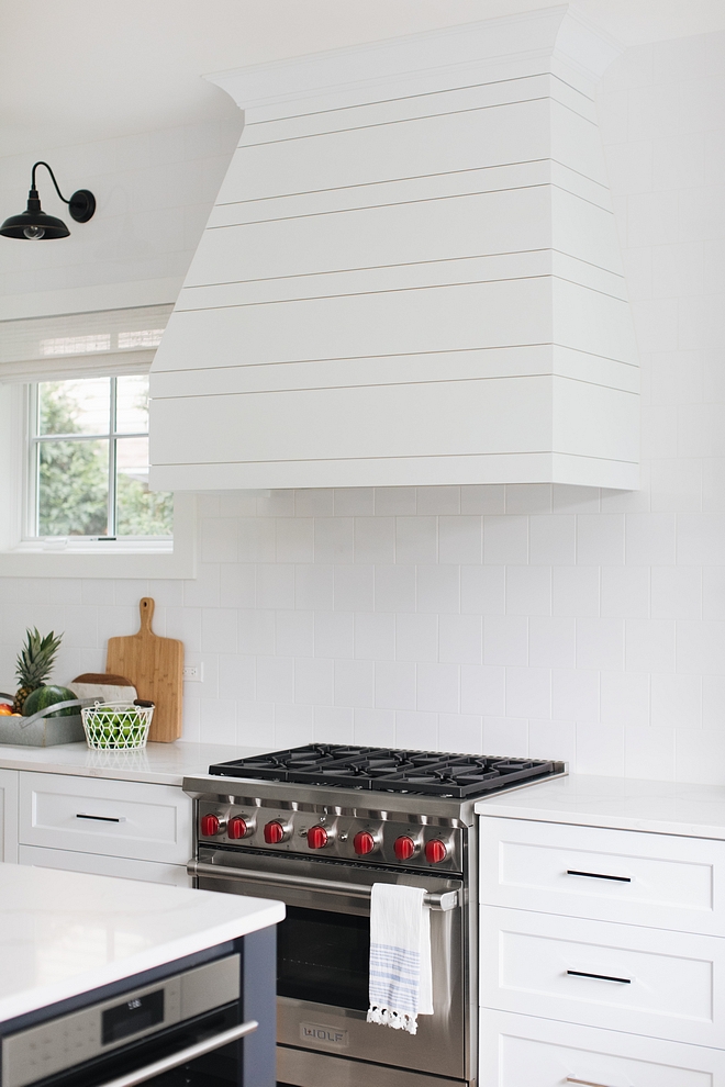 Modern farmhouse kitchen with simple 6x6 white wall tile backsplash Modern farmhouse kitchen backsplash tile Modern farmhouse kitchen #Modernfarmhousekitchen #Modernfarmhouse #kitchen #kitchenbacksplash #6x6tile