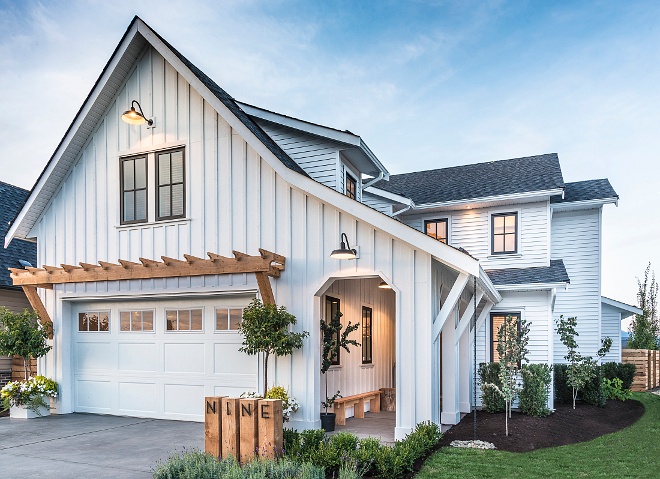 Benjamin Moore Chantilly Lace OC-65 modern farmhouse exterior paint color Benjamin Moore Chantilly Lace OC-65 modern farmhouse exterior paint color #BenjaminMooreChantillyLaceOC65 #modernfarmhouse #exteriorpaintcolor