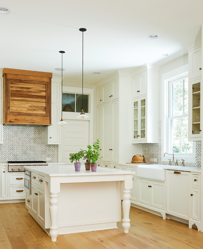 Benjamin Moore Simply White OC-117 Benjamin Moore Simply White OC-117 Satin Kitchen Cabinet Kitchen island paint color #BenjaminMooreSimplyWhiteOC117 #Satin #kitchecabinet #kitchenpaintcolor #kitchencabinetpaintcolor #kitchen #cabinetpaintcolor #kitchenisland