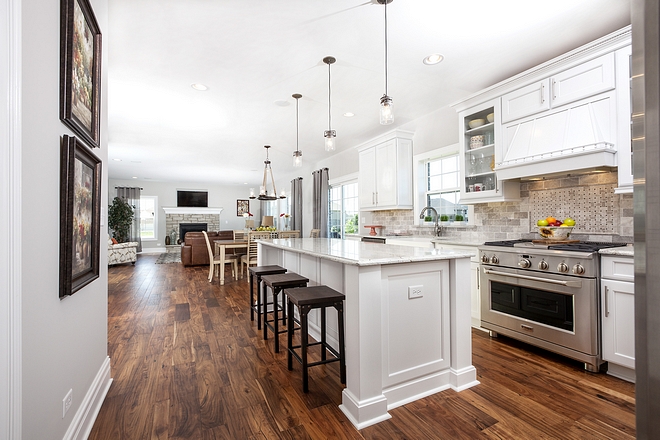 White Kitchen Traditional white kitchen Although I must say that there are a lot of exciting colors and finishes out there, a white kitchen will always be a classic choice #whitekitchen #kitchen