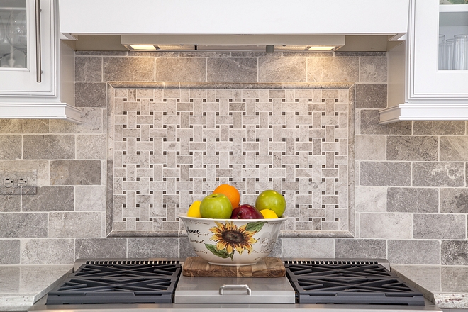 Traditional kitchen backsplash Tumbled Limestone Tile with Limestone basketweave tile Traditional kitchen backsplash #Traditionalkitchenbacksplash #kitchenbacksplash #backsplash #tile