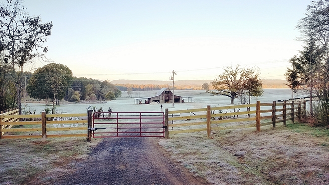 Barn Farmhouse with Barn Barn Country life #barn #countrylife #farmhouse