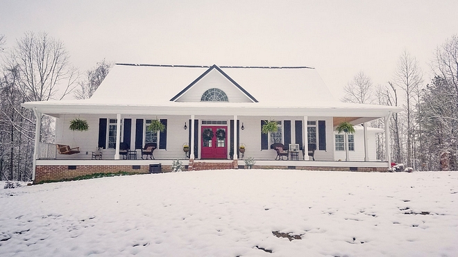 Farmhouse exterior Chirstmas decor Country farmhouse with front porch decorated for Christmas Farmhouse exterior Chirstmas decor ideas #Farmhouse #farmhouseexterior #Chirstmas #Chirstmasdecor