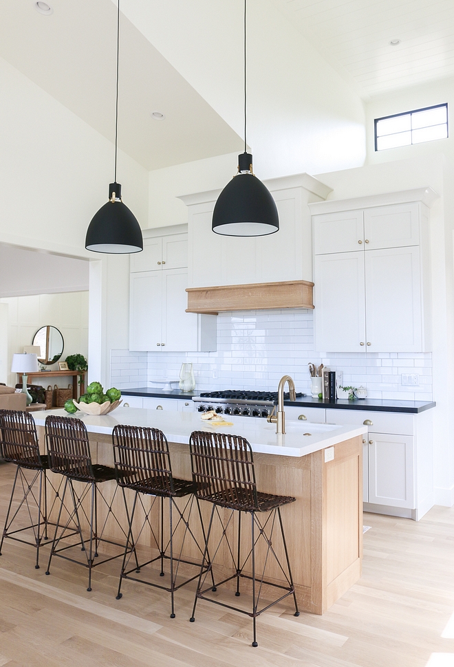 Benjamin Moore Simply White Walls, trim and cabinets are painted Benjamin Moore Simply White Benjamin Moore Simply White #BenjaminMooreSimplyWhite #BenjaminMoore