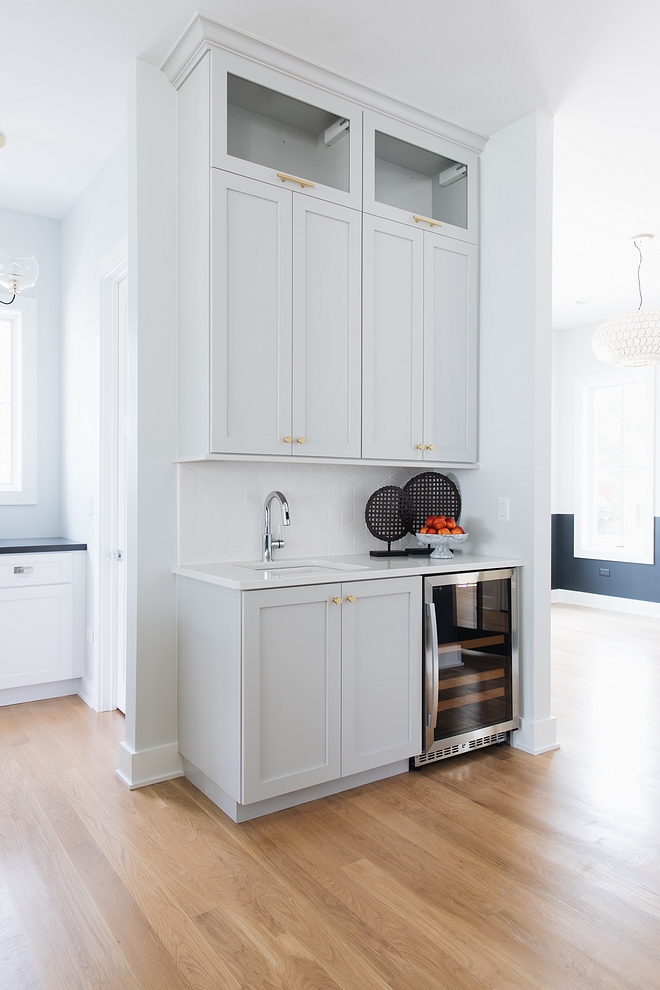 BM Silver Chain A wet bar, also painted in BM Silver Chain, completes this beautiful kitchen BM Silver Chain #BMSilverChain #wetbar #kitchen #kitchenbarcabinet #kitchenbar #bar #barcabinet