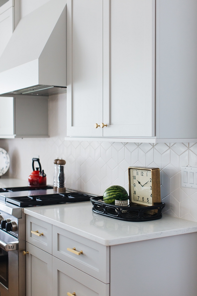 Geometric white tile Light grey kitchen with Geometric white tile and brushed brass hardware Geometric white tile Geometric white tile #Geometricwhitetile #Geometrictile