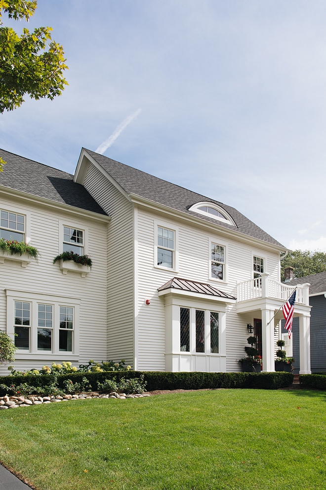 House painted Benjamin Moore White Dove Exterior Benjamin Moore White Dove Siding House painted Benjamin Moore White Dove #BenjaminMooreWhiteDove #House