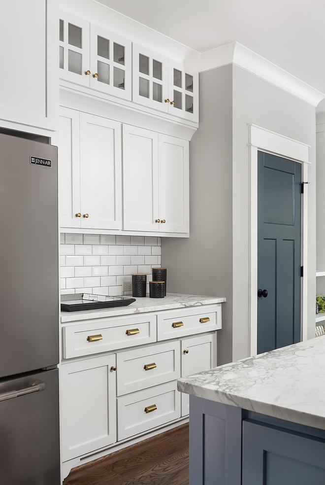Kitchen features custom cabinets and with shaker style doors and drawers with soft close Kitchen Cabinet Kitchen Cabinetry #kitchen #cabinet #cabinetry #kitchencabinet #customcabinets #shakerstyle #shakerstyledoors #shakerstyledrawers #softclosecabinet