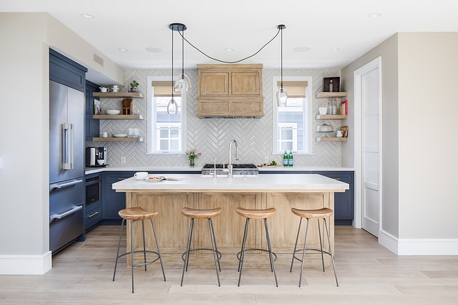 You can have a gorgeous kitchen even if you live in a smaller home or in a townhouse, apartment or duplex! All you need to do is design the space well. As you can see, this kitchen is not big, but by placing full cabinets on only one wall, this entire space feels more open and larger #smallkitchen #apartmentkitchen #smallhomes #kitchen #smallkitchens