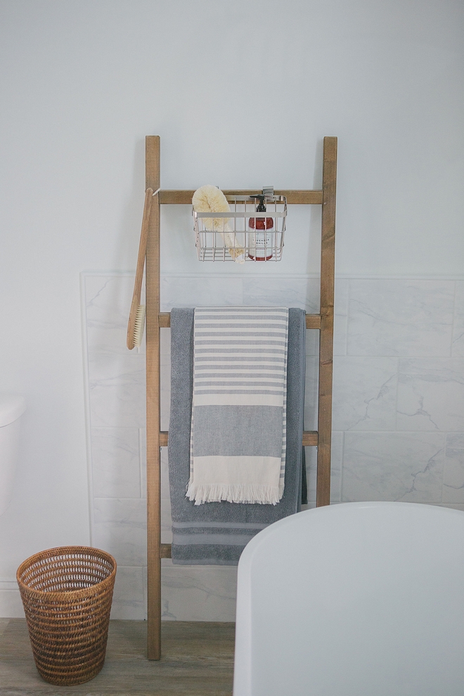 Blanket/towel ladders are a great way to add height and texture to a blank space and they add so much charm to a bathroom #blanketladder #ladder #bathroom