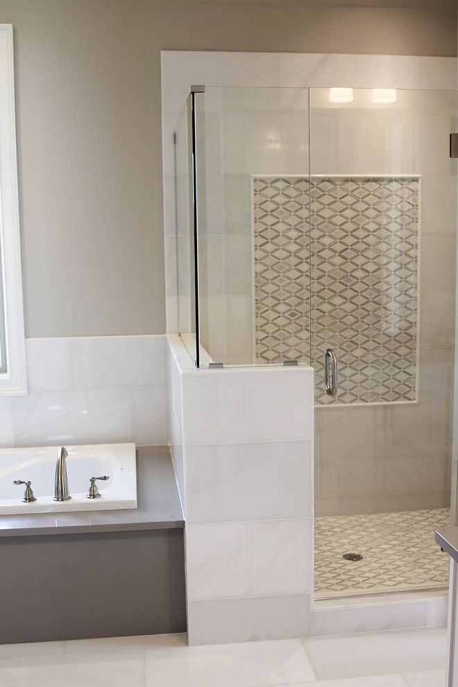 Slab Tub Frames I am loving the idea of having the tub framed with full slabs instead using tile. Here, the tub is framed with quartz slabs. Quartz is Silestone Kensho #tub #slab #framedtub