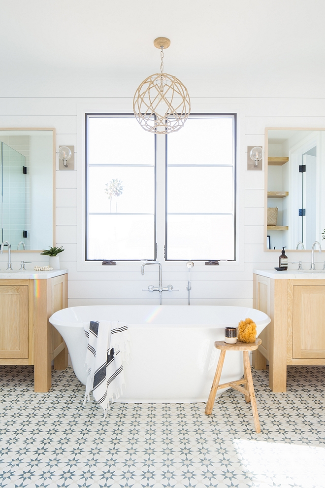 Tub between bathroom vanities I really like the layout of the vanities with the tub in the center Tub between bathroom vanities layout Tub between bathroom vanity ideas #Tubbetweenvanities #bathroomvanities