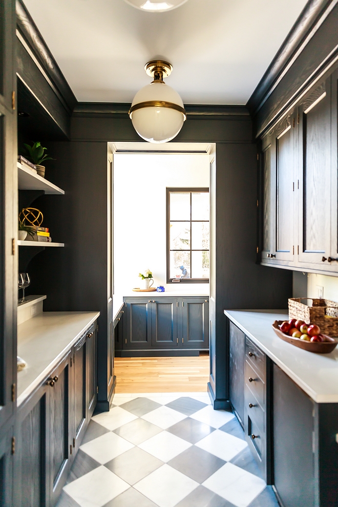 Benjamin Moore Wrought Iron Best dark cabinet paint color Benjamin Moore Wrought Iron works well with brass hardware Benjamin Moore Wrought Iron #BenjaminMooreWroughtIron #BenjaminMoore #WroughtIronBenjaminMoore