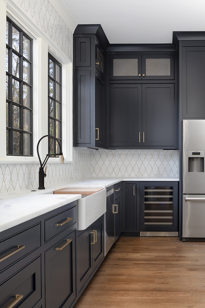 Benjamin Moore 2129-20 Soot The cabinetry in Benjamin Moore Soot looks truly dreamy with the Satin Brass hardware Drak Cabinte Kitchen Dark Cabinet Paint Color Benjamin Moore 2129-20 Soot cabinetry Benjamin Moore Soot #BenjaminMooreSoot #Cabinetry #BenjaminMoore #Darkcabinet #cabinetpaintcolor