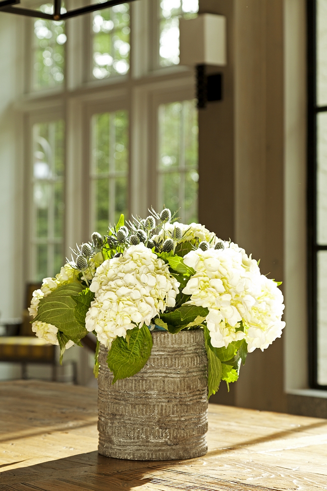 White hydrangeas Rustic vase with white hydrangeas White hydrangeas are one of my favorite flowers to make a beautiful arrangement. They're so easy to work with #Whitehydrangeas