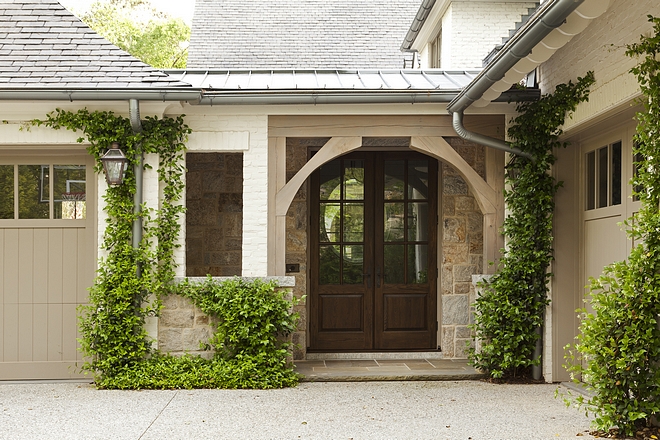 Neutral off-white painted brick exterior painted in Sherwin Williams SW 7042 and neutral stone The stone used on the exterior is Weathered Granite #Neutralexterior #offwhiteexterior #offwhitebrick #exteriorpaintcolor #SherwinWilliamsSW7042