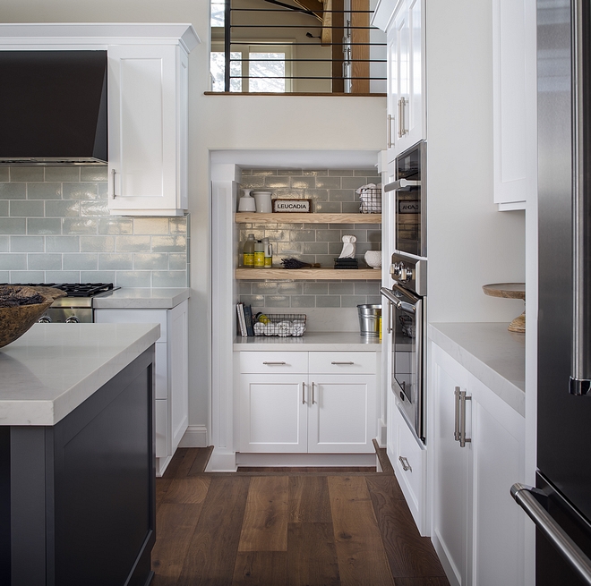  In my opinion, Sherwin Williams 7006 Extra White is the best crisp white paint color for kitchen cabinets Sherwin Williams 7006 Extra White Kitchen Cabinet Style Shaker, painted in Sherwin Williams 7006 Extra White #SherwinWilliams7006ExtraWhite #SherwinWilliamsExtraWhite