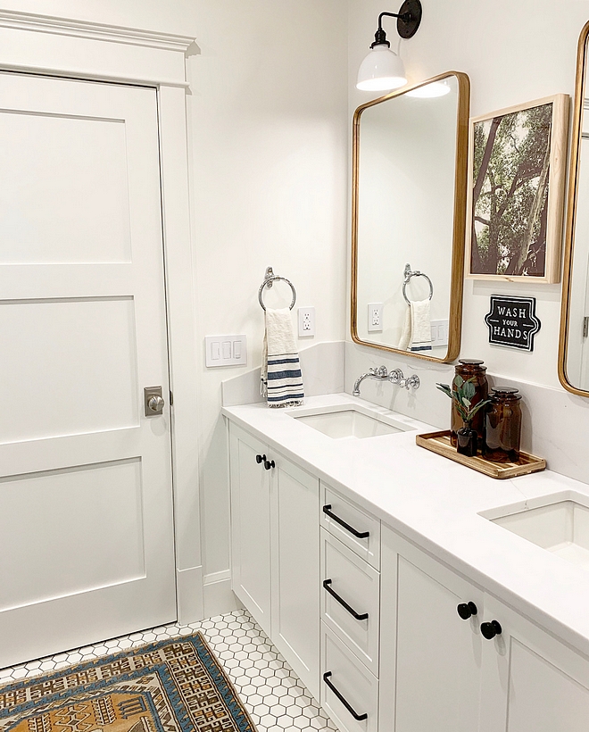 Benjamin Moore Chantilly Lace Bathroom White bathroom paint color Benjamin Moore Chantilly Lace Bathroom Vanity, trim and walls Benjamin Moore Chantilly Lace Bathroom #BenjaminMooreChantillyLace #Bathroom