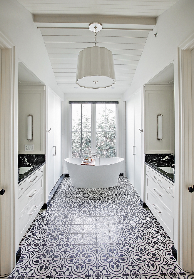 This gorgeous modern farmhouse-inspired master bathroom features a layout that should be kept in mind. This is practical without compromising on privacy. Also notice the black and white color scheme and the shiplap and beam ceiling #modernfarmhousebathroom #modernfarmhouse #bathroom #bathroomlayout