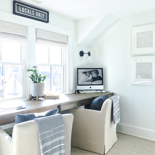 Home office desk The designer used two desks to create this "built-in desk" look #homeoffice #desks #builtinlook #officedesk #homeofficedesign