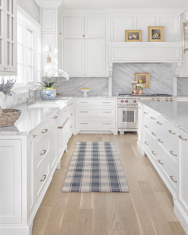 Classic White Kitchen We can see all types of kitchens, black, grey, White Oak, Navy Blue, any color, any style but a Classic White Kitchen with white marble like this one will always stand the test of time #ClassicWhiteKitchen #WhiteKitchen #Classickitchen #WhiteKitchens #whitemarble