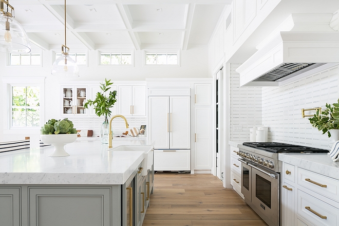 Bright white kitchen paint color Pure White by Sherwin Williams with light matte hardwood flooring #Brightwhitekitchen #whitekitchen #whitekitchenpaintcolor #PureWhitebySherwinWilliams #lighthardwoodflooring #mattehardwoodflooring